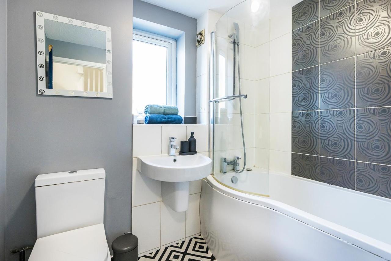 Inglewood Hub Hotel Лондон Екстериор снимка